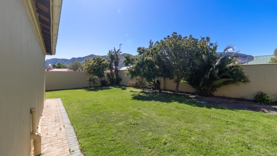 3 Bedroom Property for Sale in Sandbaai Western Cape